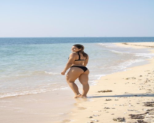 Persona relajada tomando una pausa en la oficina