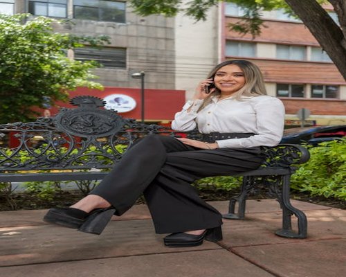 Mujer trabajando con postura cómoda